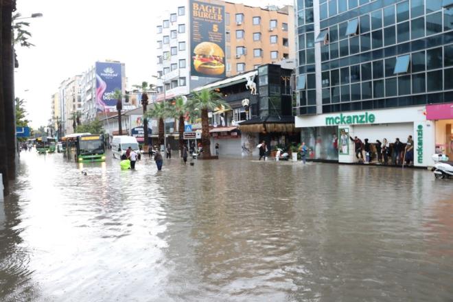 Saanak nedeniyle kent merkezindeki Gazi Mustafa Kemal Bulvar'nda su taknlar oldu.
