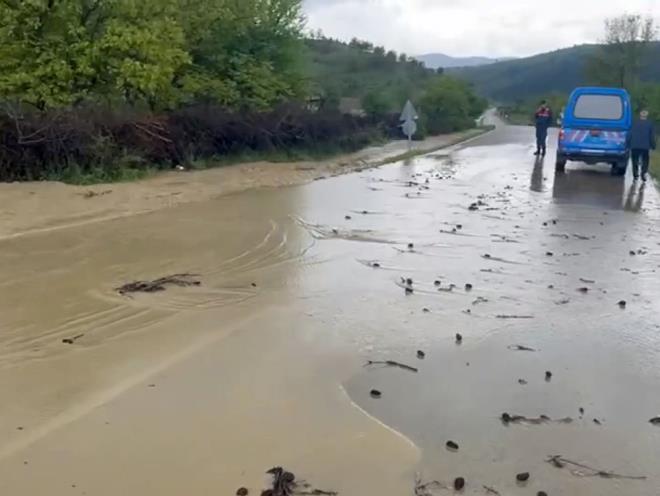 Isparta'nn ise Aksu ilesinde etkisini gsteren kuvvetli ya nedeniyle yollarda su birikintileri olutu. Yamura hazrlksz yakalanan yaya ve srcler zor anlar yaad.