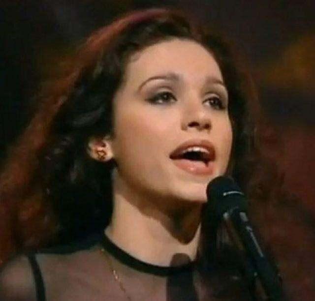 1996 Eurovision ark Yarmas'nda lkemizi "Beinci Mevsim" adl arksyla Oslo'da temsil eden ebnem Paker, 57 puanla 12. olmutu. Ertesi yl bu kez 'Dinle' adn verdii arksyla Eurovision?a katlan Paker, Eurovision?da nc olmu ve Trkiye?nin o zamana kadar ki en byk Eurovision baarsn elde etmesine vesile olmutu.
