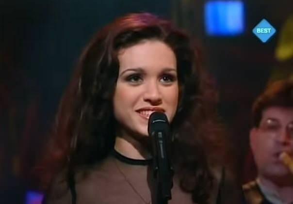 YILLAR SONRA ORTAYA IKTI    Duru sesi, naif ve mtevaz kiilii ile tm Trkiye'nin sempatisini kazanan ebnem Paker, uzun yllardr ortalarda grnmyordu. Aydn Doan Gzel Sanatlar Lisesi'nde mzik retmenlii yapan ebnem Paker, yllar sonra ortaya kt.