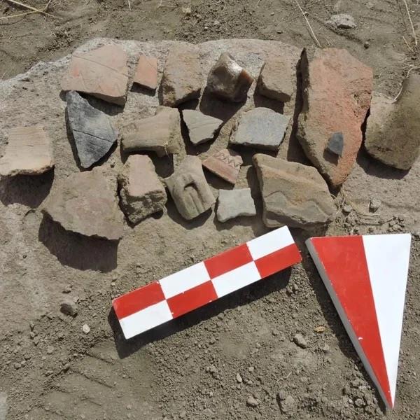 Gavurkalesi hakknda da bilgi veren Dr. retim yesi Erdoan, ?Gavurkalesi ise barndrd kaya iilii ve sur yapm teknii nedeniyle Demir a'da yapldn ortaya koyuyor.      Yolun ve kalenin blgenin yerel glerince mi yapld yoksa Orta Demir a'nda egemen politik gc olan Urartularca m yapld gelecekteki daha kapsaml aratrmalar bekliyor? diye konutu.