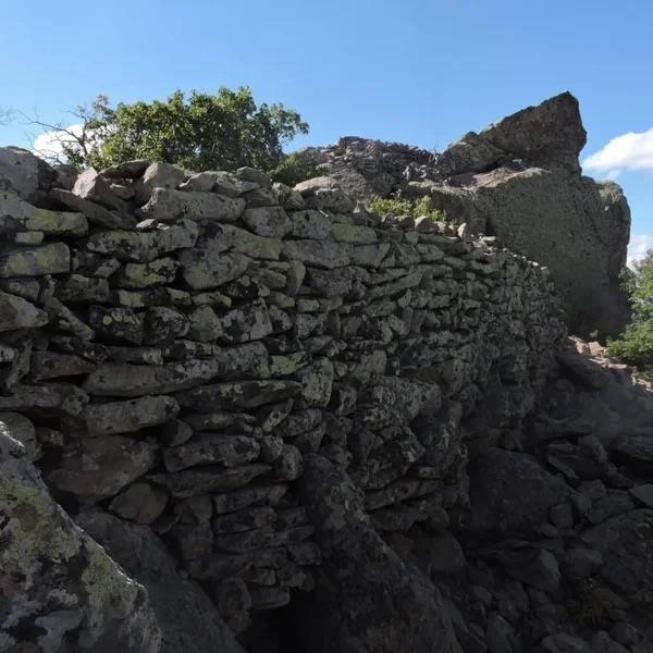 Sur talar arasnda herhangi bir har bulunmayan kale surlarnn Demir anda ina edilmi olabilecei dnlyor. Yol ve kalenin gnmzden yaklak  bin yl nce yapld tahmin ediliyor.