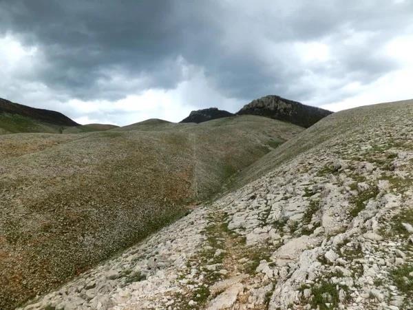 Ykseklii 2 metre 80 santim olup uzunluu 20 metreye kadar ulaan ve olduka iyi korunmu olan sur duvarlarnn varl, yeni kefedilen Gavurkale?nin en nemli zellii olduu belirtiliyor. Kalede ana kayaya oturtulmu sur duvarlarnn alt kademe sur duvarlar 130x60 santimetre gibi grece daha byk yar ilenmi ta bloklarndan oluurken, st kademe sur duvarlar 100x25 santimetre ile 20x10 santimetre arasnda deien sal talaryla ina edildii saptand