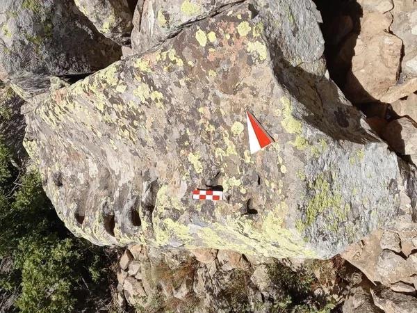 Gzlemlerimiz bu tarihi yolun, 3-3,5 metre geniliinde olan yasslatrlm ta ve kaya bloklaryla sklatrlm toprak zeminden olutuunu bize gsteriyor. almada ayn yol gzergah zerinde ykseklii 1 metre kadar olan harsz, ilenmi talardan ina edilmi kpr ayaklar da tanmland? dedi.