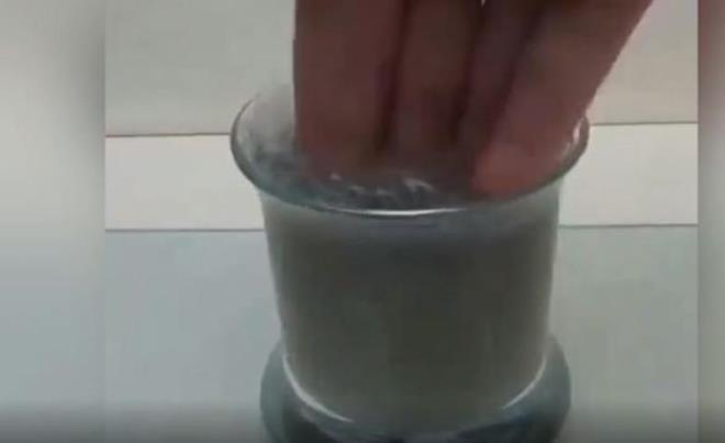 Deneyin asl korkutucu ksmnda adam, elini ka eriten maddeye daldrd.zleyenler merakla adamn elinin eridii dnd.