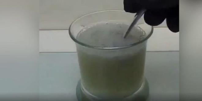 Deneyin devamna yok olmaya balayan demir kak biraz daha kimyasal madde ile bulutu.