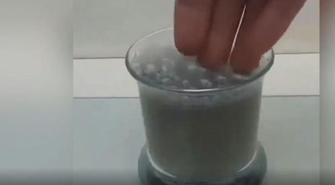 Bir anda tm elini maddeye daldran adam, izleyenleri oke etti.Herkes adamn da elinin demir kak gibi eriyeceini dnd.