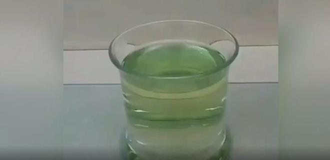 Galyumun iine daldrlan demir kak ve insan elinin ne tepki vereceine baklan videoda, demir kak eriyince izleyenler, deneyi yapan kii iin endie etti.