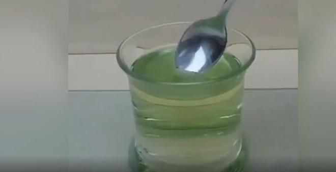 Demir ka adeta granl kahve gibi zeltinin iinde eriten madde, yeterince enteresan deilmi gibi deneyi yapan kii, bir de elinde bulunan eldiveni karp maddenin iine daldrd.O anlar izleyenler, adamn eli iin byk bir endieye kapld.