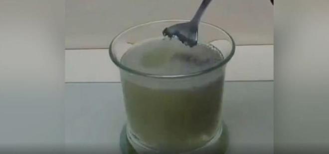 Bardaktaki bulunan kimyasal maddeye daldrlan demir kan erimesinin ardndan deneyi yapan kii elindeki eldiveni karp elini de o maddeye daldrd.