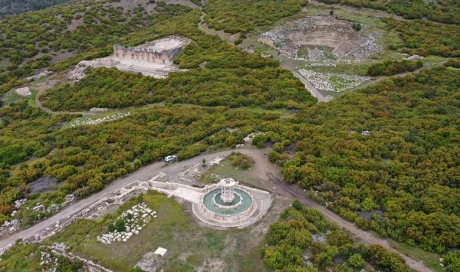 Aslan heykellerinin azndan antik dnemde kullanlan kaynan suyu akyor<br>      Milattan sonra 23 ylndaki byk depremden sonra agorann tam ortasna eme ina edildiine iaret eden zdoru, yle konutu:  <br>    "eme 3 ana birimden oluuyor diyebiliriz. Ortasndaki merkezde yuvarlak ekilde ykselen bir kule, bu kulenin etrafnda 6 stun var. Stunlarn stnde kabartmalarla ssl konik bir at buluyor. Bu merkezin etrafnda da iki havuz var. Birinci depremden sonra yaklak 150 yl hizmet veriyor. Suyun geldii merkezde 6 tane aslan ve panter heykelleri var. Bu heykellerden biz ikisini kazlarda ele geirdik. Heykellerin orijinalleri Burdur Arkeoloji Mzesi'nde sergileniyor. Restorasyon projesi iin de bir heykel tra arkadamz bunlarn imitasyonlarn yapt. Bu heykellerden havuza su akyor. Milattan sonra ikinci yzyln sonlarnda da ikinci havuz ekleniyor. kinci havuz da aslnda orijinalinde ok grkemliymi zerinde 12 adet normal insan boyutunda bronz heykeller olmas gerekiyor. Maalesef u ana kadar kazlarmzda bu heykellere rastlamadk. Belki nmzdeki srete bu heykellere de ulaabiliriz."