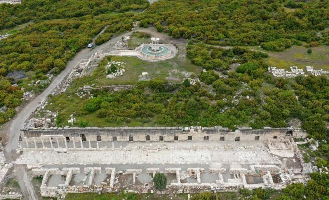 zdoru, Kibyra'daki antsal emenin esiz bir plana sahip olduunu vurgulayarak, "Trkiye'de ayaa kaldrlan emelere orijinal kaynandan su getirilen iki antik kentimiz var artk. Biri Alasun ilesindeki Sagalassos Antik Kenti'nde restore edilip su getirilmiti, Kibyra da lkemizde buna ikinci rnek oldu. kisinin de Burdur'da olmas turizm asndan art bir deer." diye konutu.