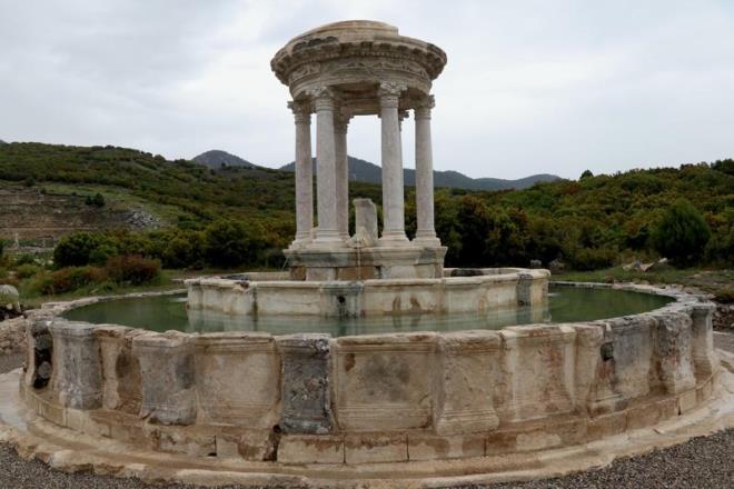 Kibyra'nn drt farkl dilin konuulduu kozmopolit bir kent olduunu belirten zdoru, kentte tarm, hayvanclk, tp, demir ve seramik iiliinin yaygn olduundan gl bir ekonomiye ve 30 bini piyade 2 bini atl svariden oluan gl bir orduya sahip olduunu aktard.