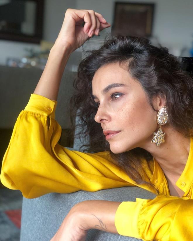 Arzum Onan, ?Yalnz kalmaktan korkuyor musunuz?? sorusuna da "Belirsizlik herkesi korkutur ama yalnz kalmakla ilgili bir korku yaamyorum. Kendimize nefes alacamz alanlar yaratnca, skntlar tamamen darda kalmasa da nispeten tolere edilebilir hale geliyor. Bu anlamda sanat en iyi kurtarc. Hayatmda heykel olduu iin bir kez daha krediyorum" yantn verdi.