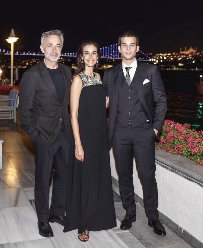 "BU DURUM SEVGMZ ASLA DETRMEYECEK"    Onan, szlerine, "Olumuz Can? ve birlikte geen yaklak 30 ylmz dnerek krmadan, incitmeden ve sevgiyi muhafaza ederek bir hikayeyi geride brakmaya karar verdik. Bu durum, birbirimize verdiimiz deeri ve sevgimizi asla deitirmeyecek" diye devam etti.