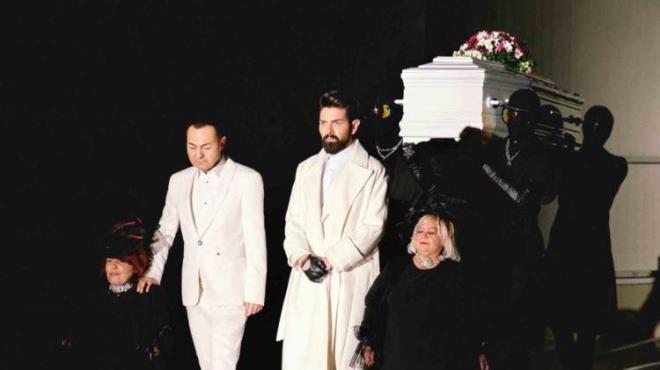 2 sene nce anlat, 6 kere iptal ettii klip ekimlerini iptal etmemesi ok tartlan Orta?n klip ekimlerinde zntsnden dolay yalnzca 2 saat kald belirtildi.