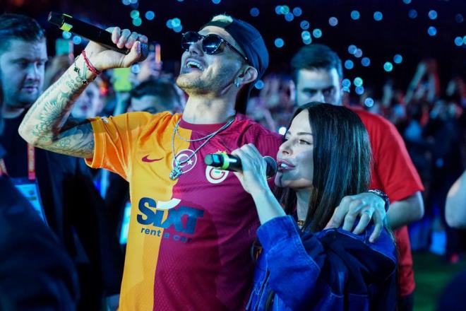 Galatasaray'n ampiyonluk kutlamasna Mauro Icardi ve nl arkc Simge San deti damga vurdu.