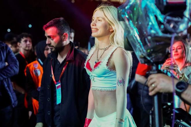 Aleyna Tilki, Nef Stad'nda Gomis'in att gollerden sonra alnan "O Sen Olsan Bari" parasn seslendirdi.