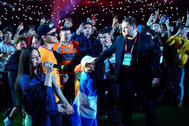 Sper Lig'in 37. haftasnda Galatasaray, Fenerbahe'yi 3-0 malup etti. Sper Lig'de sezonu zirvede tamamlayarak 23. ampiyonluunu elde eden sar-krmzl takm iin Nef Stad'nda kutlama organizasyonu dzenlendi.