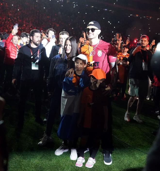 Simge San, Icardi ve ocuklar daha sonra sarlarak objektiflere poz verdi.