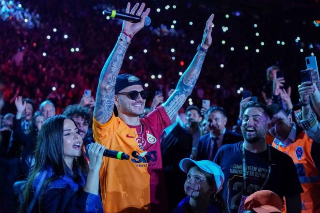 Gnlerdir beklenen buluma gerekleti. Yldz futbolcu, att gollerden sonra statta alnan ve adeta kendisiyle zdeleen Simge San'n "Akn Olaym" parasn, arkc ile seslendirdi.