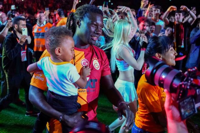 GOMS, ALEYNA TLK LE PLATFORMA GELD    Futbolculardan Bafetimbi Gomis, arkc Aleyna Tilki ile platforma geldi.