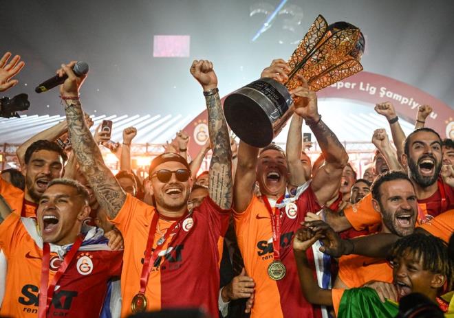KUPAYI MEHMET BYKEK VERD    Galatasaray'a, Spor Toto Sper Lig 2022-2023 sezonu ampiyonluk kupas takdim edildi.    Sar-krmzl takmn kaptan Fernando Muslera, kupay Trkiye Futbol Federasyonu Bakan Mehmet Bykeki'nin elinden alarak havaya kaldrd.    ampiyonluk kupasnn alnmasnn ardndan byk sevin yaayan futbolcular, kupayla sahaya inerek tribnleri gezdi ve taraftarlar selamlad.    Galatasaray'n eski teknik direktrlerinden Graeme Souness'in de katld kutlamada, ark Kenan Doulu da sahne ald.