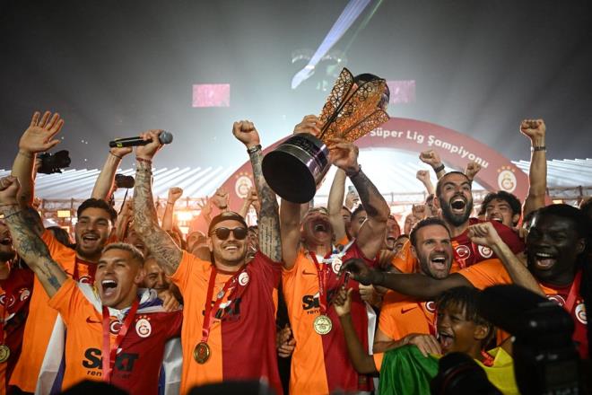 Ahmet alk'n giydii 5 numaral sar-krmzl formayla sahaya gelen Abdlkerim Bardakc, Sezen Aksu'nun "Yalnzca Sitem" arks, zerinde Ahmet alk'n resminin yer ald formay giyen Emre Tademir da Gkhan Krdar'n "Yerine Sevemem" paras eliinde sahneye kt.