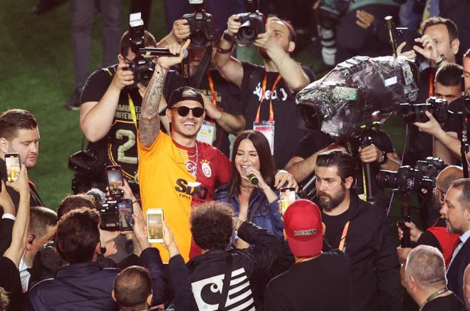 Yldz futbolcu, att gollerden sonra statta alnan ve adeta kendisiyle zdeleen Simge San'n "Akn Olaym" parasn, arkc ile seslendirdi.    Sar-krmzl taraftarlar da arkya elik ederken, statta gzel bir atmosfer olutu.