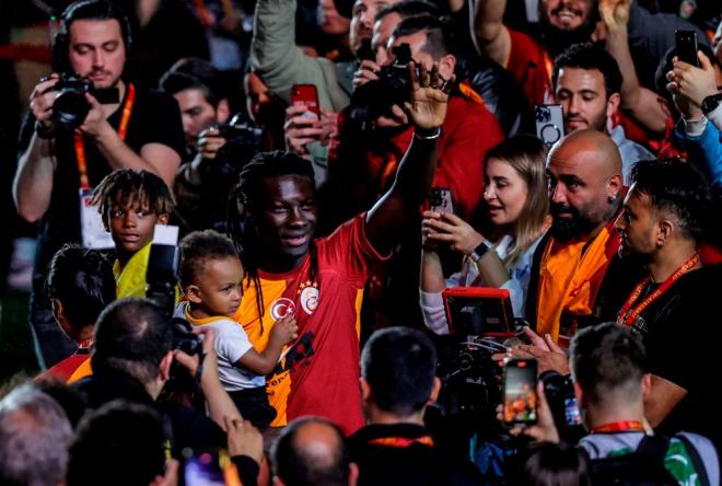 GOMS ALEYNA TLK LE PLATFORMA GELD    Futbolculardan Bafetimbi Gomis, arkc Aleyna Tilki ile platforma geldi.