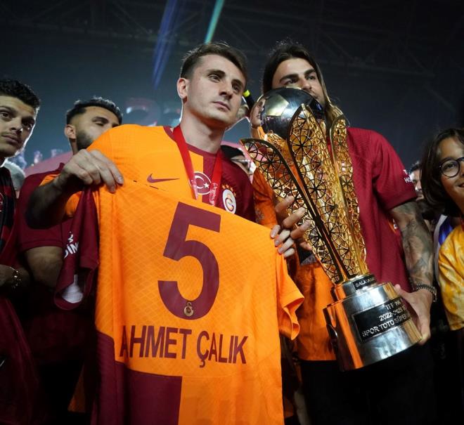 KUPA TRENNDE AHMET ALIK UNUTULMADI    ampiyonluk kutlamasnda, geen yl trafik kazasnda vefat eden milli futbolcu Ahmet alk unutulmad.    Futbolculardan Abdlkerim Bardakc ve Emre Tademir, giydikleri forma ve setikleri paralarla bir dnem Galatasaray'da da forma giyen Ahmet alk' and.