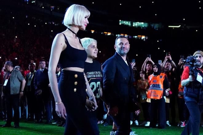 Ardndan teknik direktr Okan Buruk ve yardmclar sahneye arld. Okan Buruk, ei Nihan ve olu Ali Yiit ile platformdaki yerini ald.    Gen oyuncularn sahneye kmasyla devam eden kutlamada ismi anons edilen futbolcular, setikleri ark eliinde taraftarn nne kt. Yabanc oyuncularn lkelerinin bayraklaryla kt organizasyonda birok futbolcu da ocuklaryla birlikte kutlamaya dahil oldu.