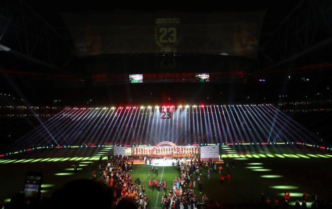 Kutlama iin matan sonra saha iinde platform kurulurken, Dou Tribn'ne aslan perdeye projeksiyon cihazyla Galatasaray'n simgesi olan aslan animasyonu yanstld.