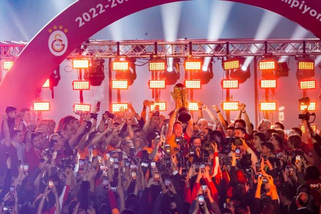 YNETC, TEKNK HEYET VE FUTBOLCULAR TEK TEK SAHNEYE ARILDI    Kutlamada kulp yneticileri, teknik heyet ve futbolcular tek tek anons edilerek platforma davet edildi.    lk olarak bakan Dursun zbek, ikinci bakan Metin ztrk, bakan yardmclar Niyazi Yelkenciolu ve Cemal zgrkey ile Galatasaray Sportif A Bakan Vekili Erden Timur sahneye geldi.