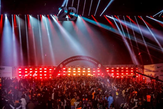 Tribnleri tamamen dolduran Galatasarayl taraftarlar, k gsterileri ve eitli ovlarla takmlarnn baarsn kutlad.