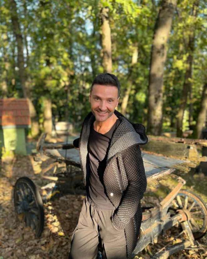 'Hocam burada kalacak!' Dnn, aryorum. 'Bana bir mezar yeri lazm' diyorum.    Sylerken bile dilerimi skyorum. 'ocuk iin mezarlk yeri' diyorum.' Adresi veriyorum. Her eyim ayarlanyor.