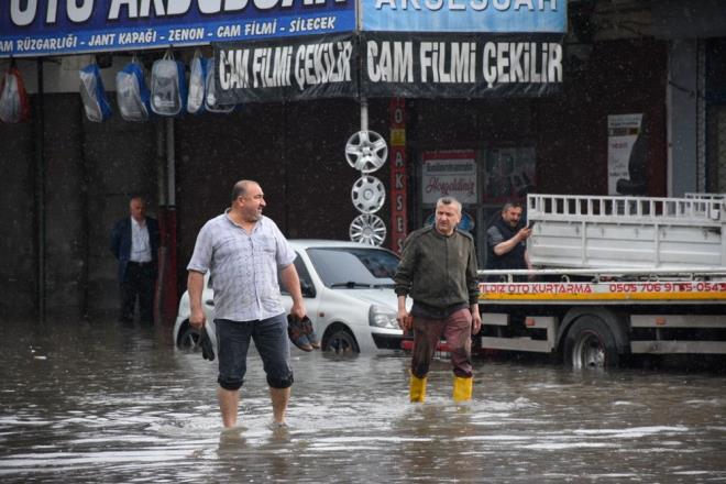 te yandan, Tersakan ay'nn tamas nedeniyle eski Havza Merzifon kara yolu viyadk mevkisi jandarma ekiplerince trafie kapatld.