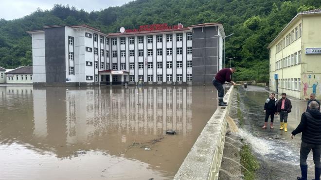 l genelinde 38 ky yolunu kapal olduu, 30 kye de elektrik verilemedii bildirildi.