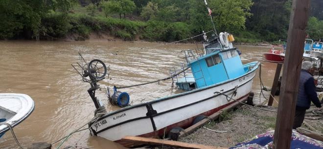 Ozan Mahallesi giriinde ky grup yolunu balayan kpr takn nedeniyle ulama kapand. Blgede iddetli ya devam ederken dere yaknnda bulunan baz evleri de su bast.