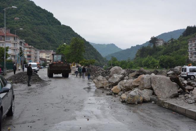 Ya nedeniyle Paal-Karakaya grup yolunun Srakonak ky yaknlarndaki Fula ay mevkisinde yol kt.