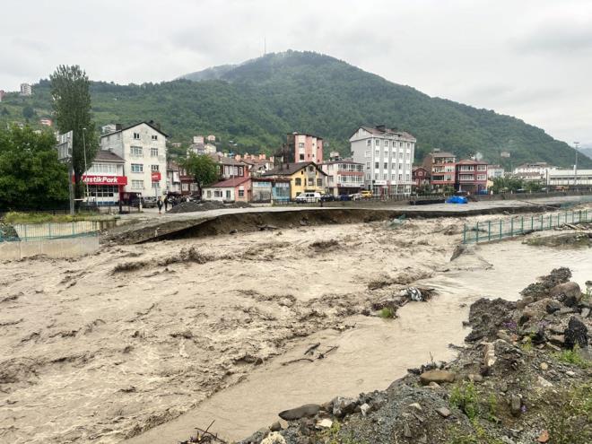Evrenye kynde, Evrenye ay'nn baz blmlerinde istinat duvarnn kmesi sonucu su basknlar yaand.