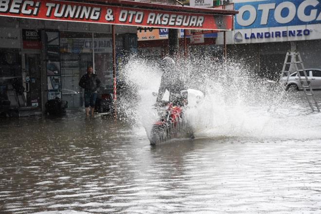 SAMSUN    Samsun'un Atakum ilesinde toprak kaymas yaanan 4 krsal mahallenin yolu trafie kapatld. Elmaukuru Mahallesi'nde oluan heyelan nedeniyle, ileden Elmaukuru, Aslandam, Taflan ve zren mahallerine giden kara yolunda kme meydana geldi.