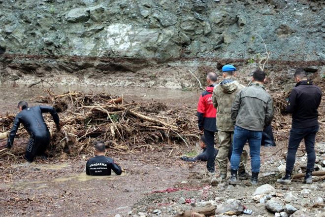 Bafra ilesinde ise kuvvetli ya sonrasnda Ozan, Dereler ve Yeralt mahalleleri snrlar iinde bulunan Kocahseyin Deresi tat.  Ozan Mahallesi giriinde ky grup yolunu balayan kpr takn nedeniyle ulama kapand. Blgede iddetli ya devam ederken dere yaknnda bulunan baz evleri de su bast. Havza ilesinde de iddetli yalarn ardndan Tersakan ay'nn tamas sonucu baz tarm alanlar sular altnda kald.