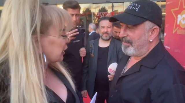 Kendi rportajnn yarda kesildiini iddia eden zer, "Ben bir ey sylemek istiyorum, hepinize... Siz geliyorsunuz diye rportaj yapyordu benimle, brakp gittiler. Saygl olacaksnz, akll olacaksnz!" diye bard. Basn mensuplarnn bir yanllk olduunu ifade etmesi zer'in sinirlerini yattrmaya yetmedi.