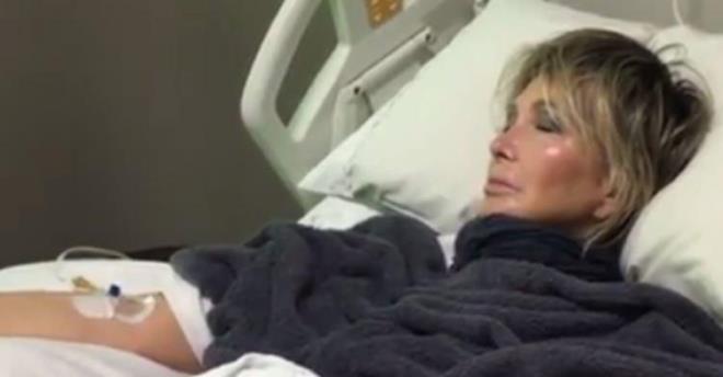 Yaklak 5 ay nce akcierlerindeki rahatszlk sebebiyle hastaneye kaldrlan usta isim Filiz Akn, kulann st ksmndaki pheli doku nedeniyle operasyon geirmiti.