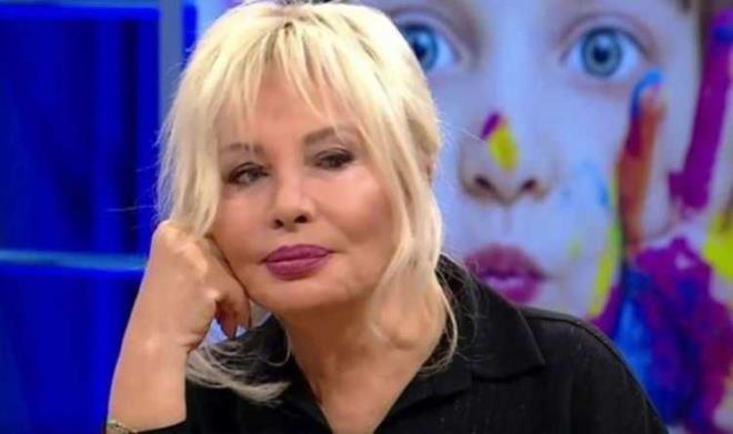 Usta sanat Emel Sayn, "Canm Filizcim. Acil ifalar diliyorum. O tatl tebessmn hi solmasn" diye yazd.