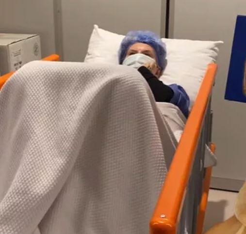 "EVET ST STE OK AMELYATLAR YAPMAK ZORUNDA KALDIM"    Akn, yapt aklamada unlar syledi; "Salm merak eden dostlarm, takip edenlerim iyi ki varsnz. Hepinize topluca cevap vereyim. Sol st kulamdaki kanserli dokunun kalan blm de ikinci bir ameliyatla kesilip, kltlerek tekrar ekil verildi.. Evet, ok st ste ameliyatlar olmak zorunda kaldm ama ektiim 6 ubat'tan itibaren yaananlarn yannda nedir ki..."