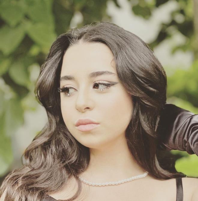 Mezuniyet iin siyah uzun, yrtma detayl bir elbise tercih eden Gkyldz'n pozlarna binlerce beeni ve yorum geldi. te Beren Gkyldz'n son hali...