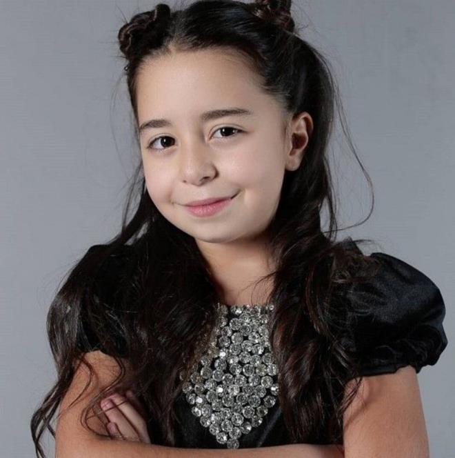 lk oyunculuk deneyimini 5 yanda "Kocamn Ailesi" dizisiyle yaayan, daha sonra "Anne", "Bizim Hikaye", "Kzm", "Mucize Doktor", "ocukluk" gibi birok dizide rol alan Beren Gkyldz, bir sredir ekranlarda yer almyordu.