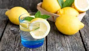 LMONLU SUYUN FAYDALARI - Limonlu su, karacierin en sevdii karmlarn banda gelir. - Karacieri toksinlerden temizlemeye yarayan limonlu su, bakl kuvvetlendirir. -Metabolizma ve sindirim probleminin nne geer. - Pektin lifi ierii ile itah kontrol de salar.